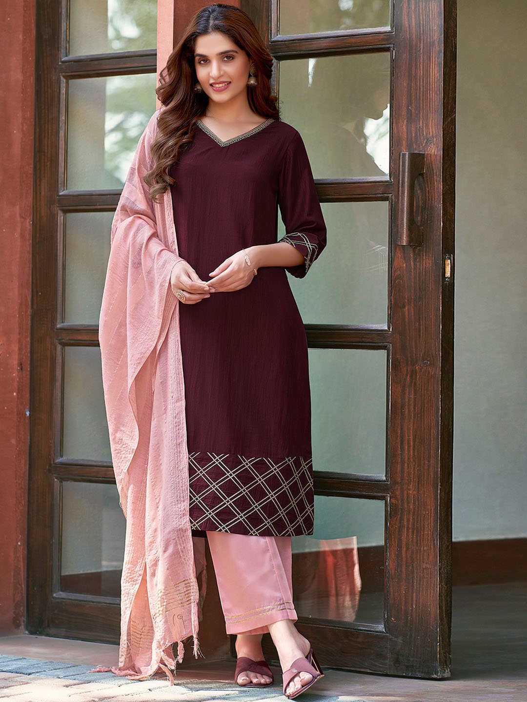 

SKYLEE Regular Gotta Patti Kurta with Trousers & With Dupatta, Maroon