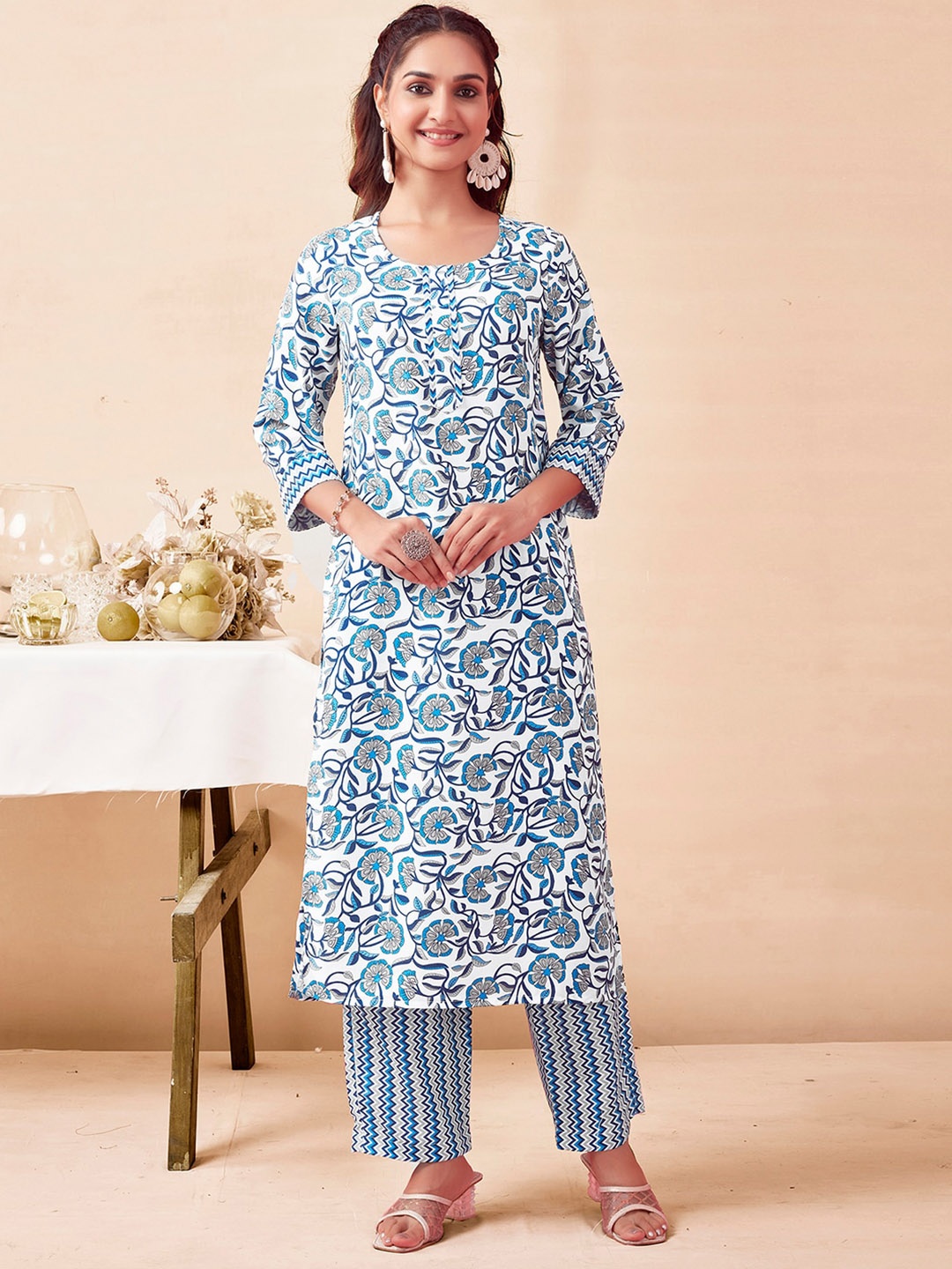 

SKYLEE Round Neck Floral Printed Straight Kurta with Trouser & Dupatta, Blue