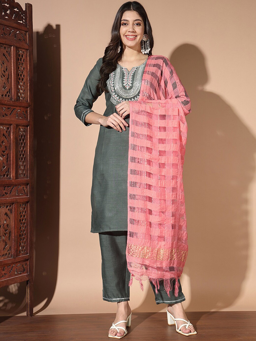 

SKYLEE Grey & Peach Floral Embroidered Regular Sequinned Kurta, Trousers & Dupatta