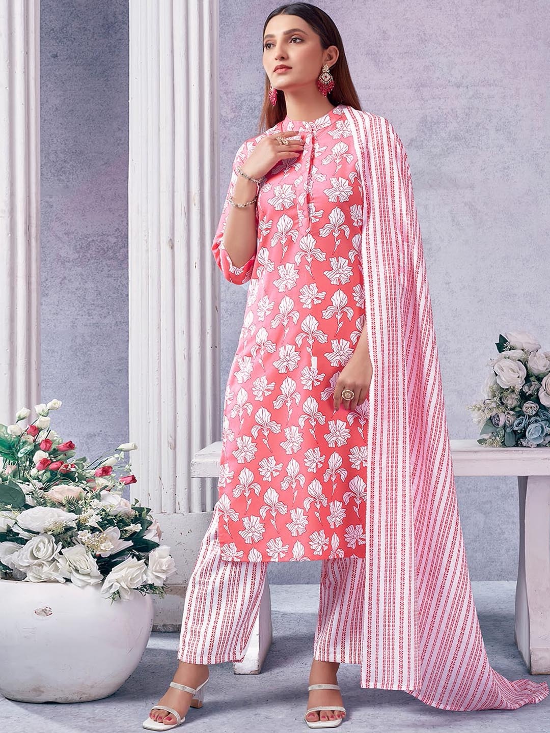 

SKYLEE Floral Printed Regular Kurta with Trousers & Dupatta, Pink