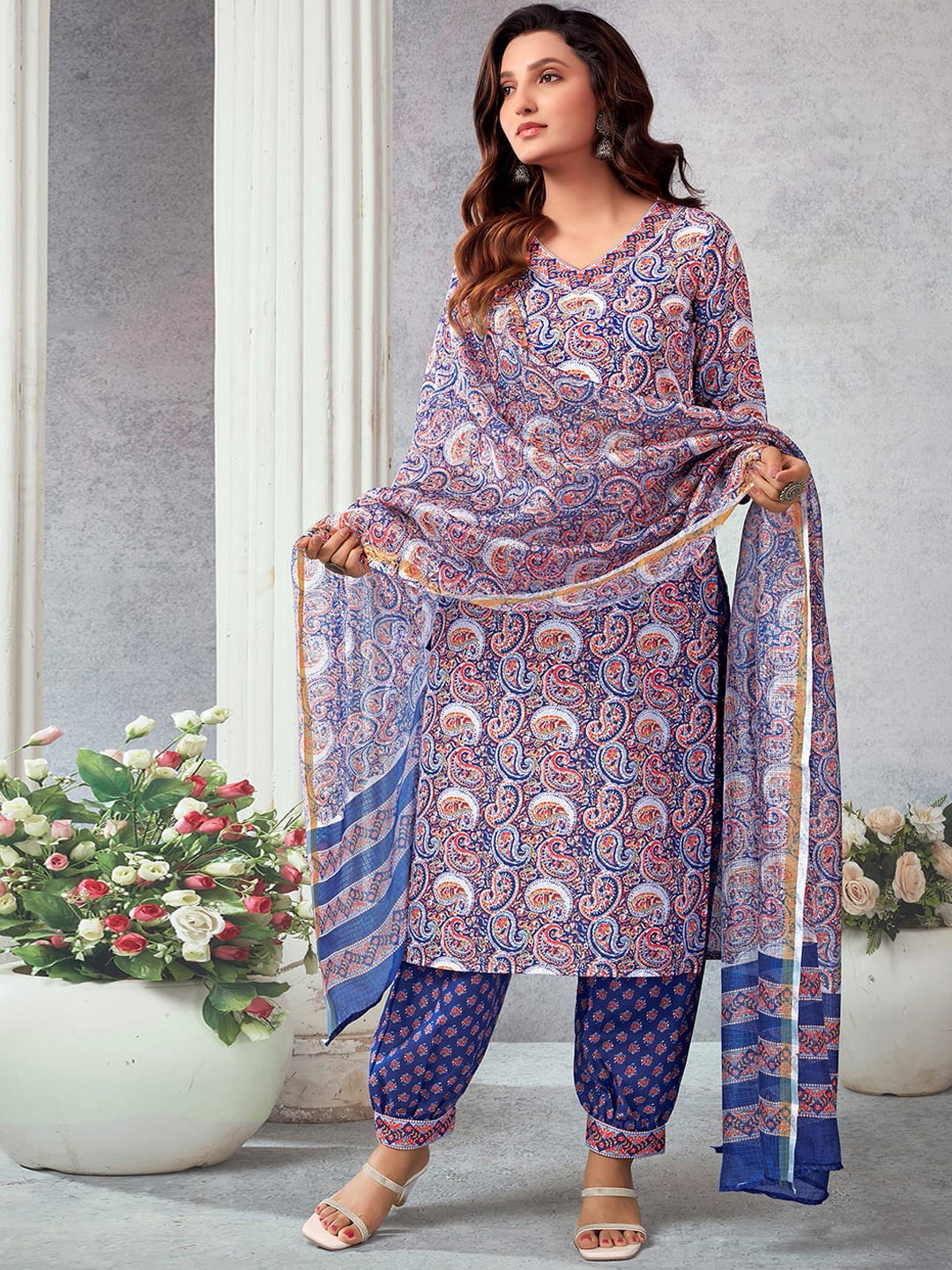 

SKYLEE Floral Printed V-Neck Three-Quarter Sleeves Gotta Patti Kurta Set, Navy blue