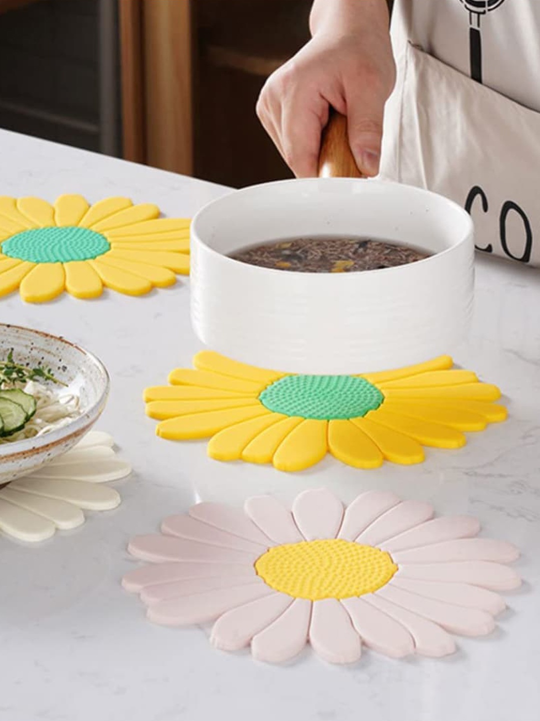 

P-Plus International Pink & Yellow 2 Pieces Sunflower Shaped Coasters