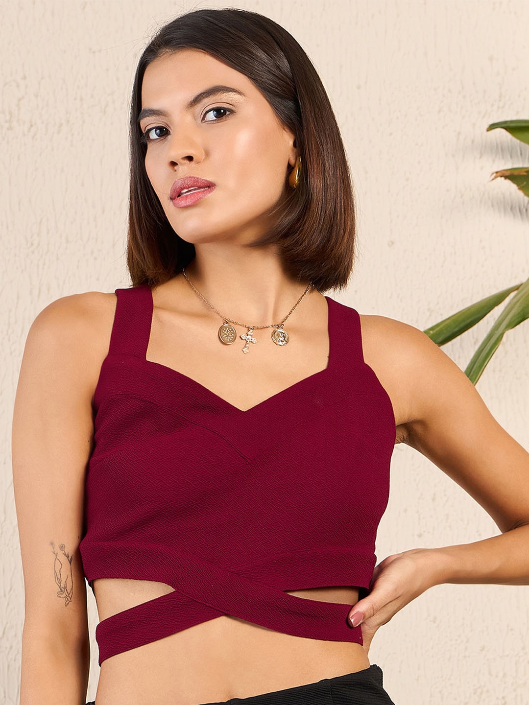 

Kibo Sweetheart Neck Front Cut-Out Fitted Crop Top, Maroon