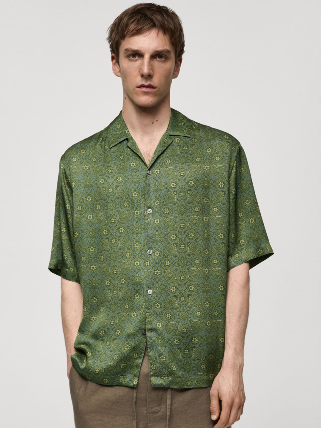 

MANGO MAN Men Micro Ditsy Floral Printed Flowy Casual Shirt, Green