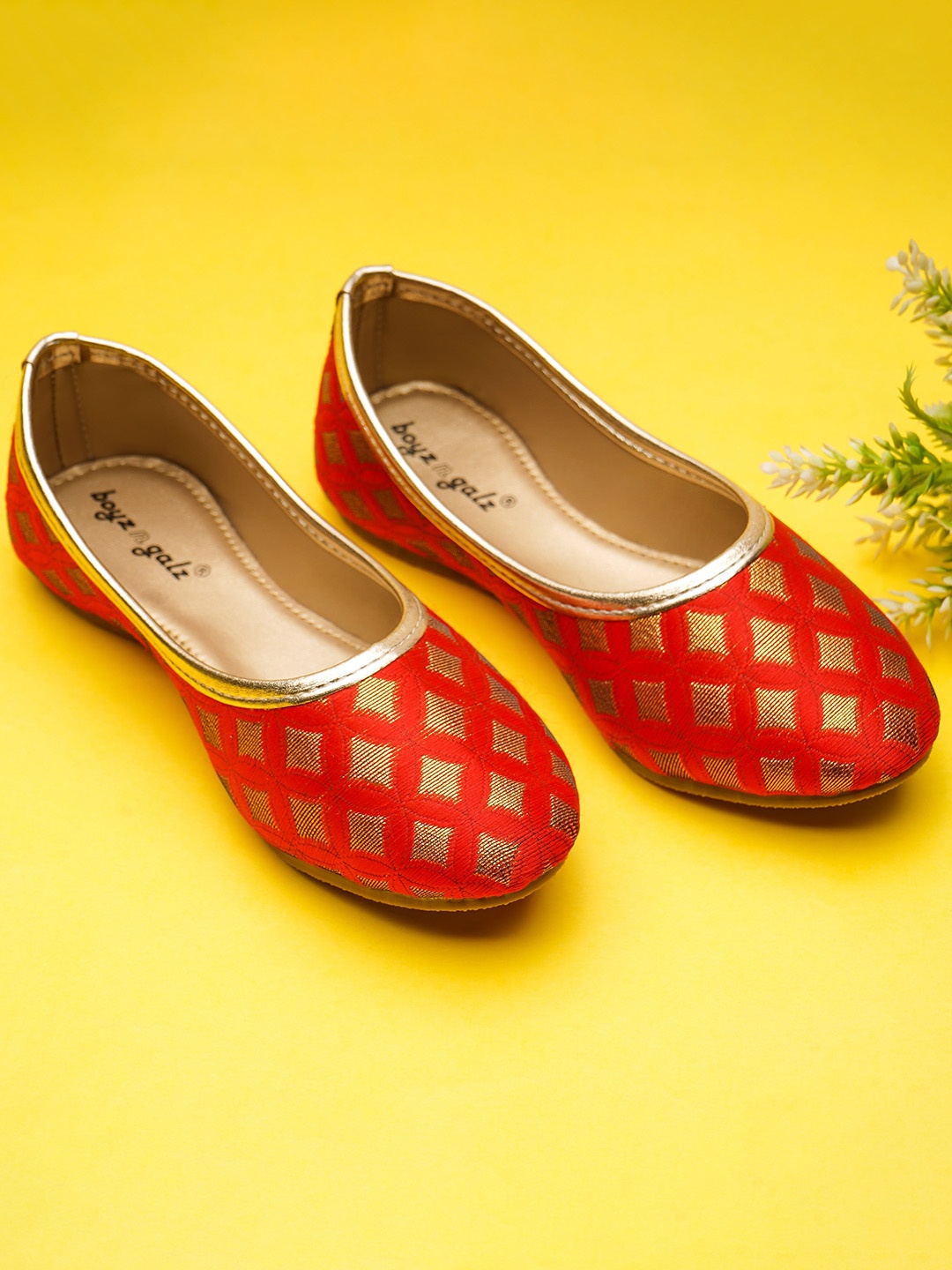 

BOYZ N GALZ Girls Woven Design Ethnic Mojaris, Red