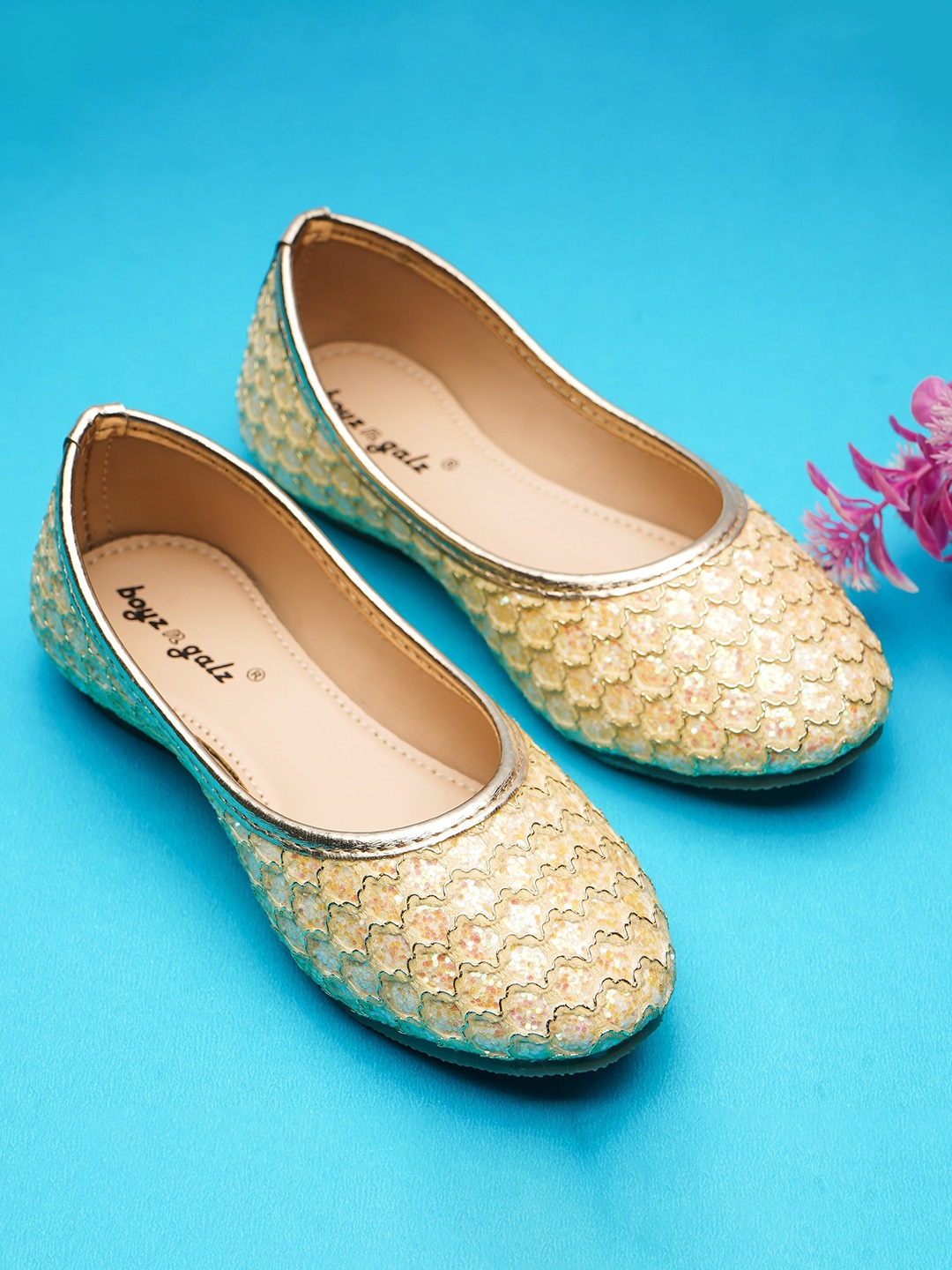

BOYZ N GALZ Girls Textured Mojaris, Gold