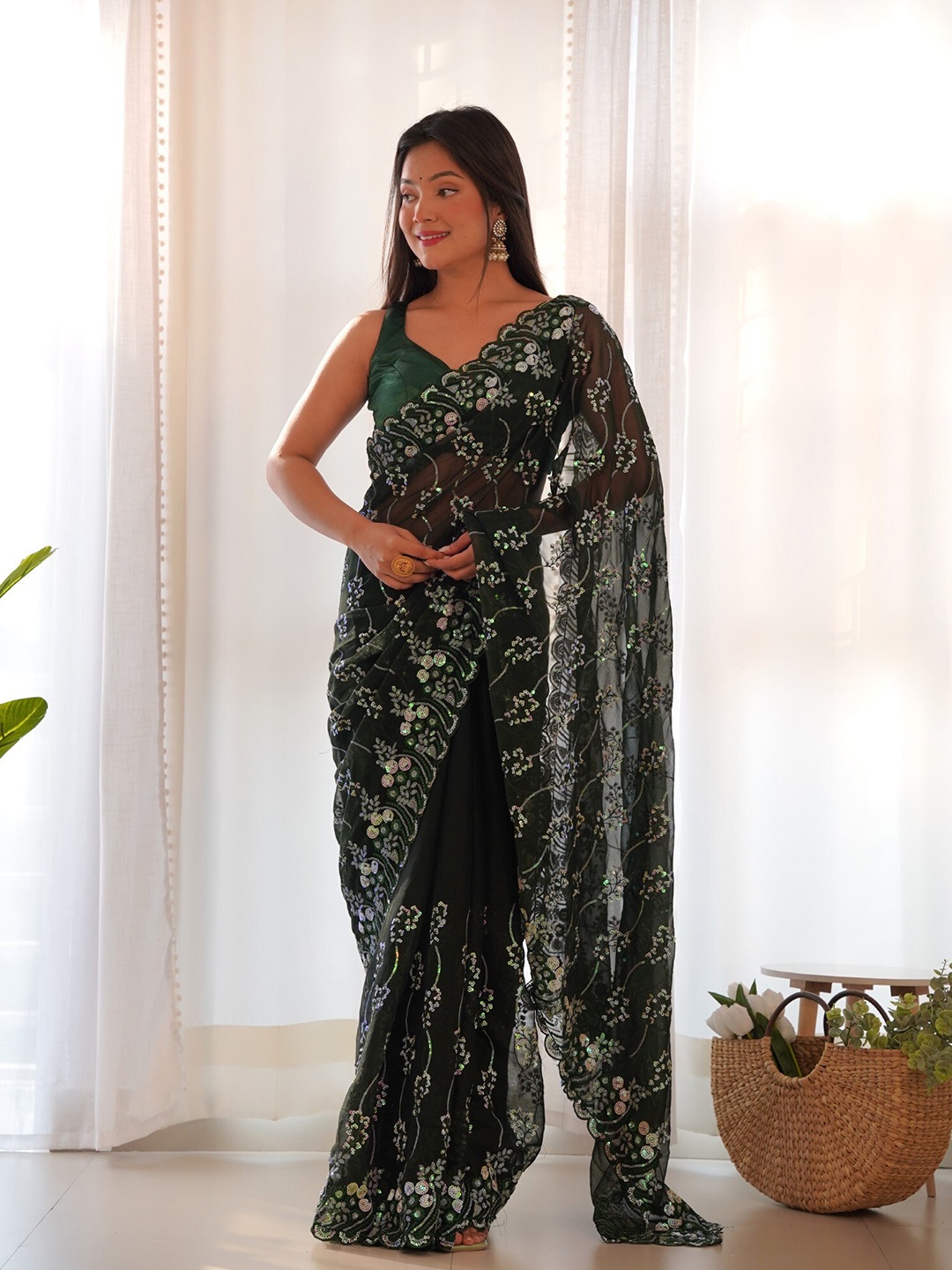 

Chandbaali Embellished Sequinned Art Silk Saree With Blouse Piece, Green
