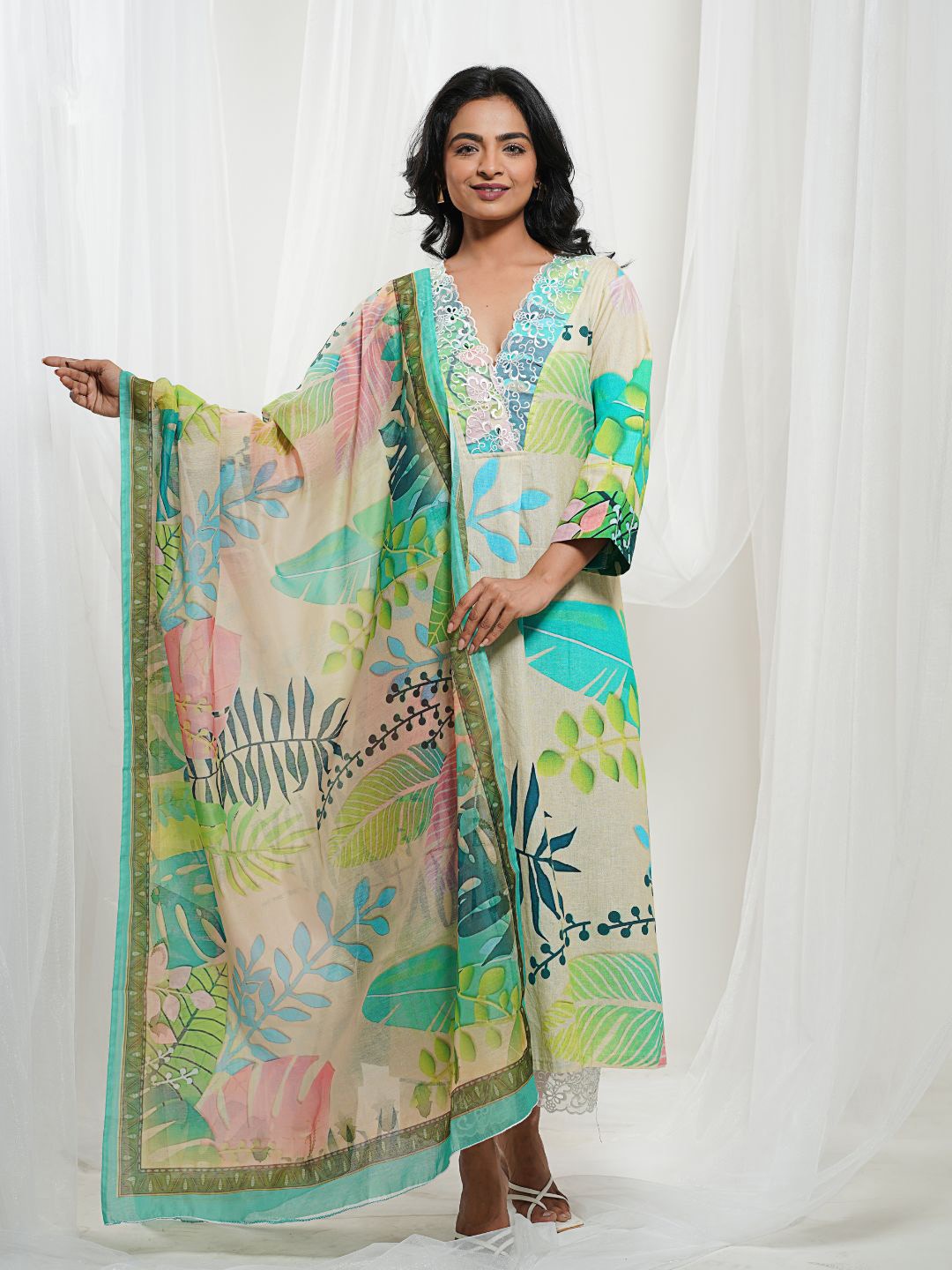 

THE SAFFRON SAGA Floral Printed Pure Cotton Straight Kurta With Trousers & Dupatta, Green