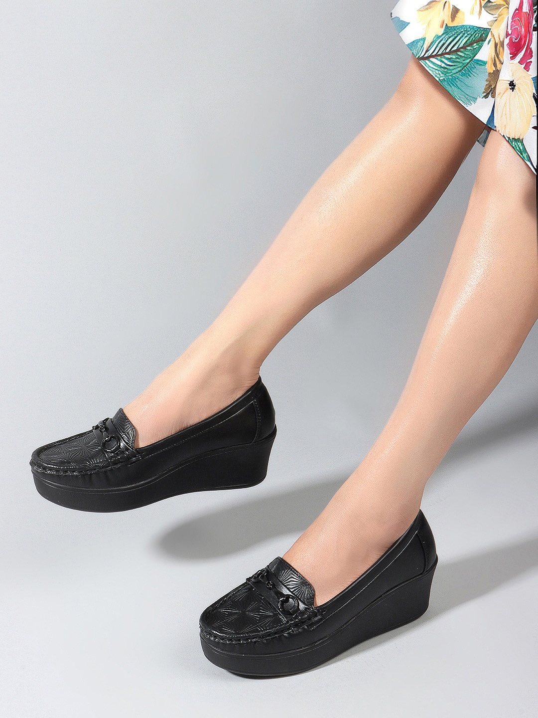 

DressBerry Black Textured Buckle Detailed Wedge Heeled Pumps