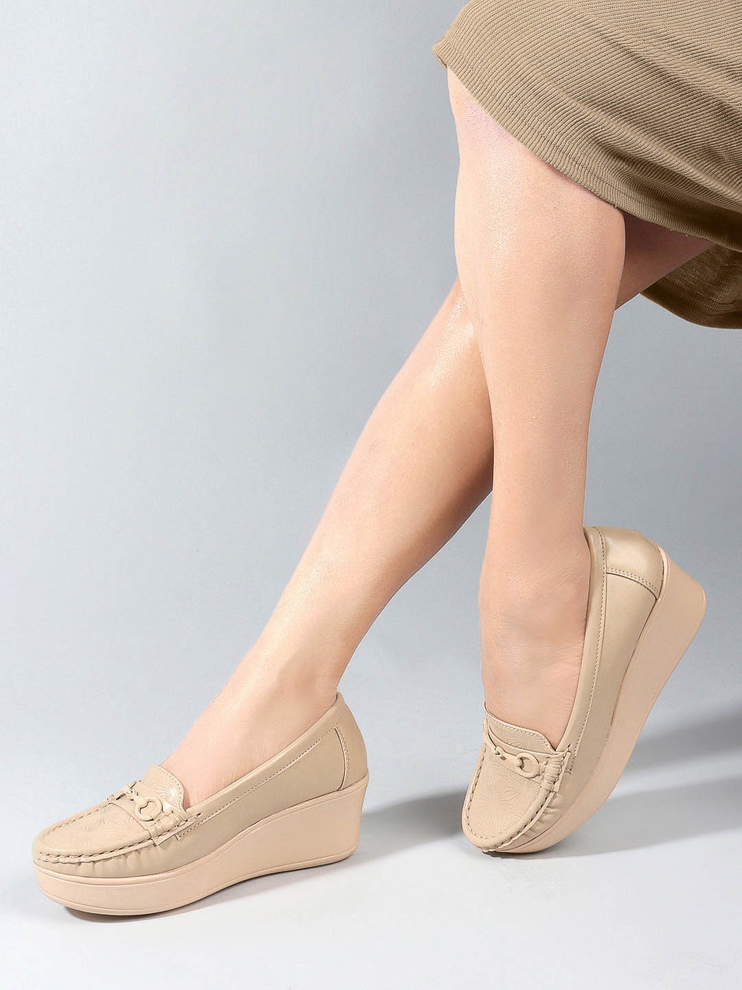 

DressBerry Cream Coloured Buckle Detailed Wedge Pumps