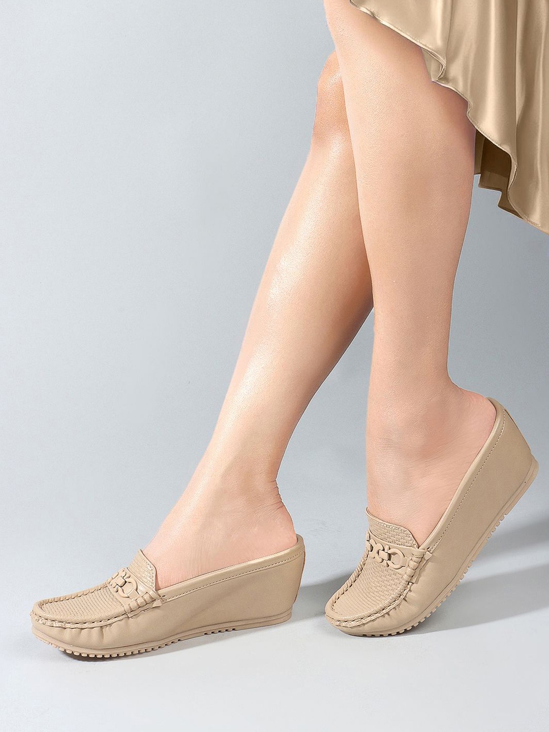 

DressBerry Cream Coloured Textured Buckle Detailed Wedge Heeled Pumps