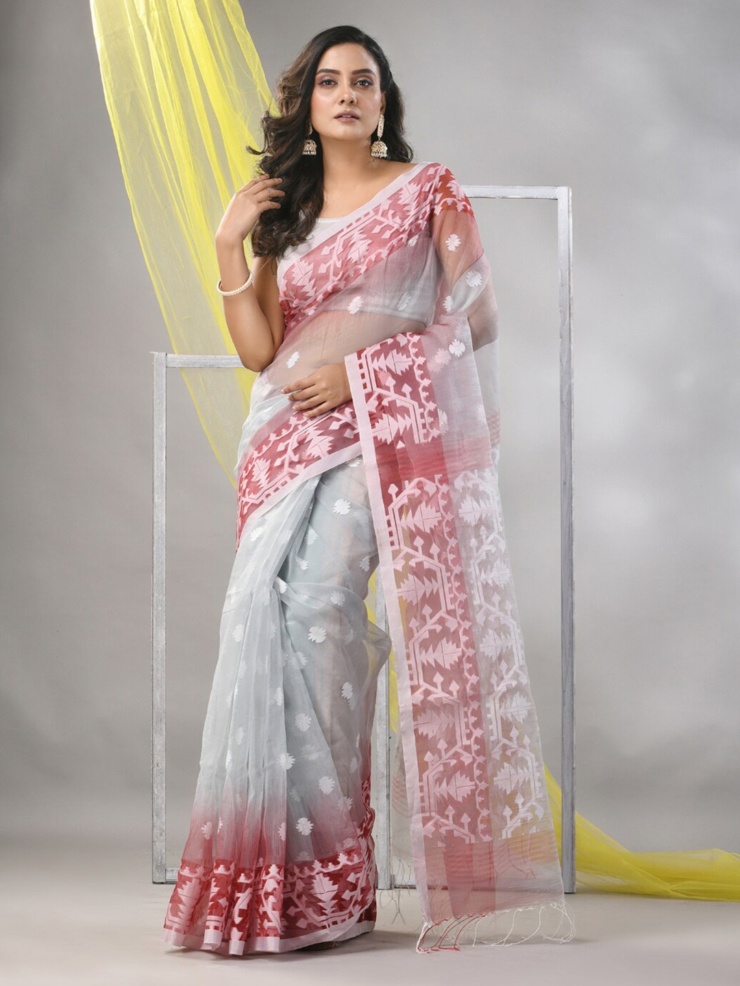 

Charukriti Woven Design Muslin Jamdani Saree, Grey