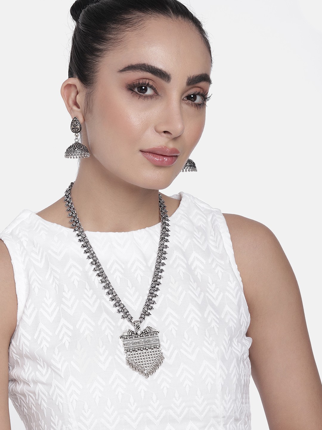 

AITIHYA Women Silver-Plated Oxidised Necklace & Earrings Jewellery Set, Grey