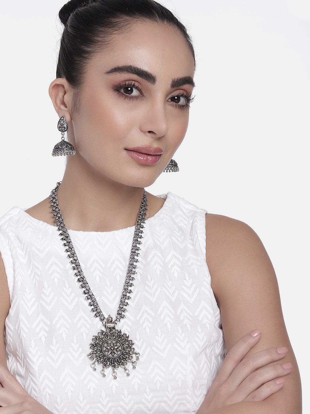 

AITIHYA Women Silver-Plated Oxidised Necklace & Earrings Jewellery Set, Grey