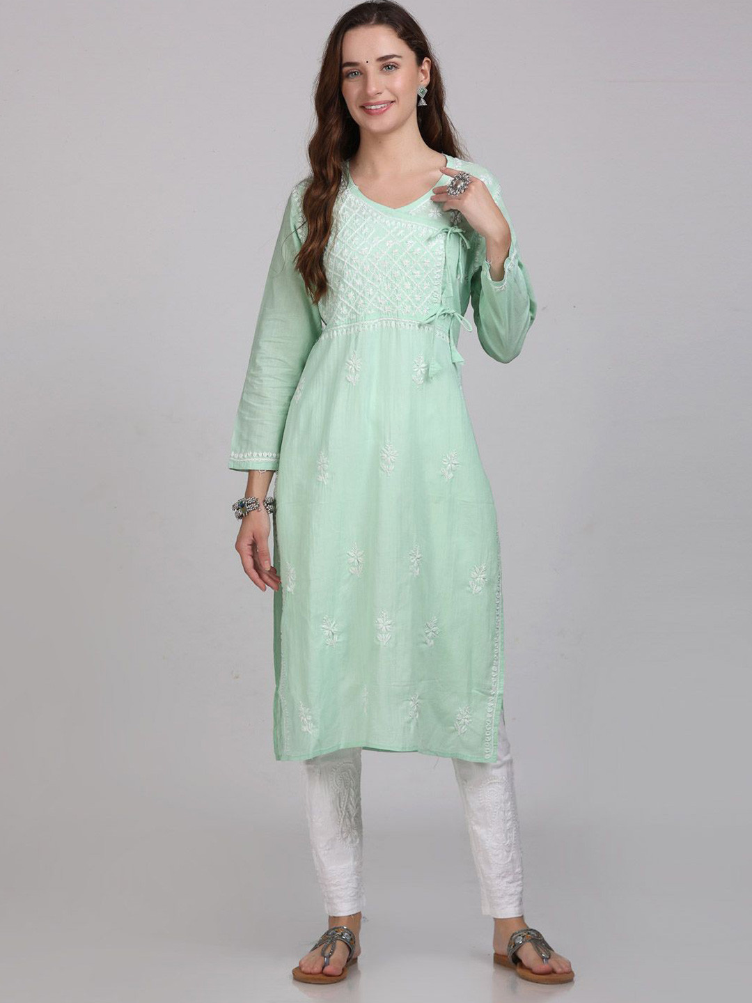 

KHAKA Round Neck Ethnic Motifs Embroidered Chikankari Straight Kurta, Green