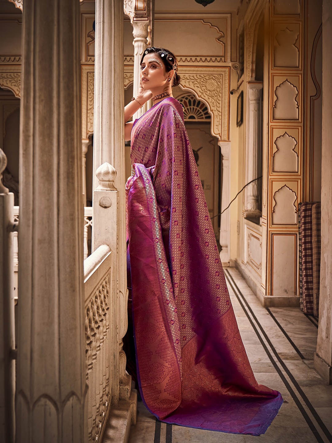 

elora Woven Design Zari Silk Blend Saree, Magenta
