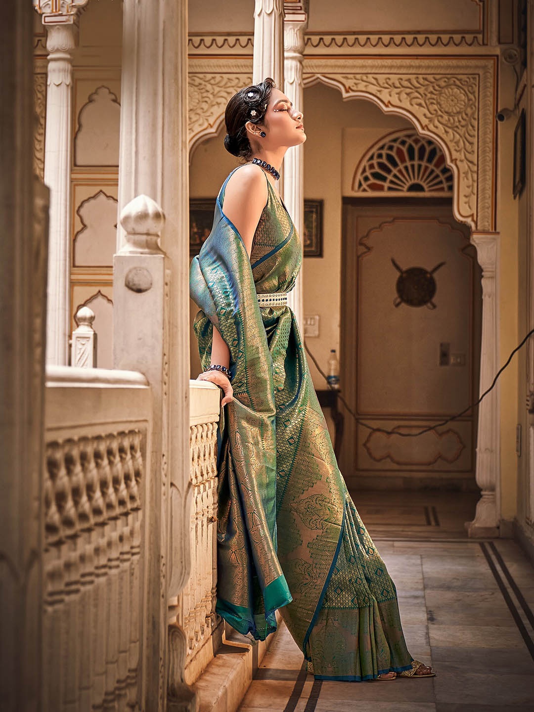 

elora Woven Design Zari Silk Blend Saree, Green