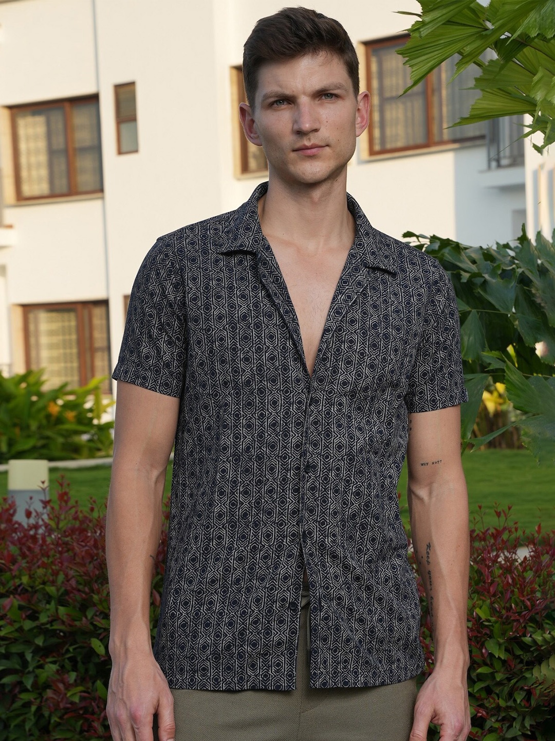 

POE Spread Collar Short Sleeves Smart Slim Fit Geometric Printed Cotton Casual Shirt, Navy blue