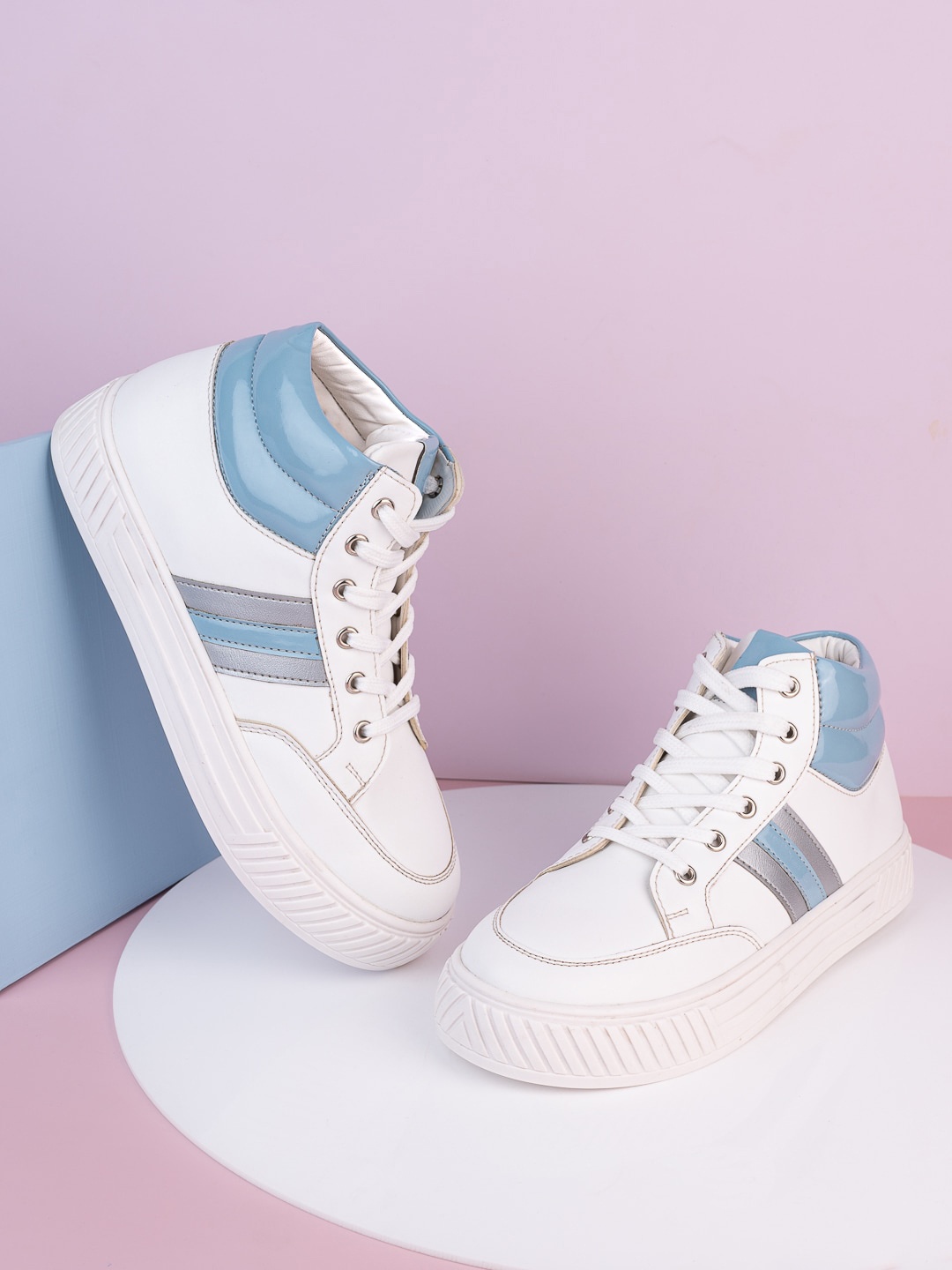 

The Roadster Lifestyle Co. Women Blue Round Toe Lightweight Sneakers