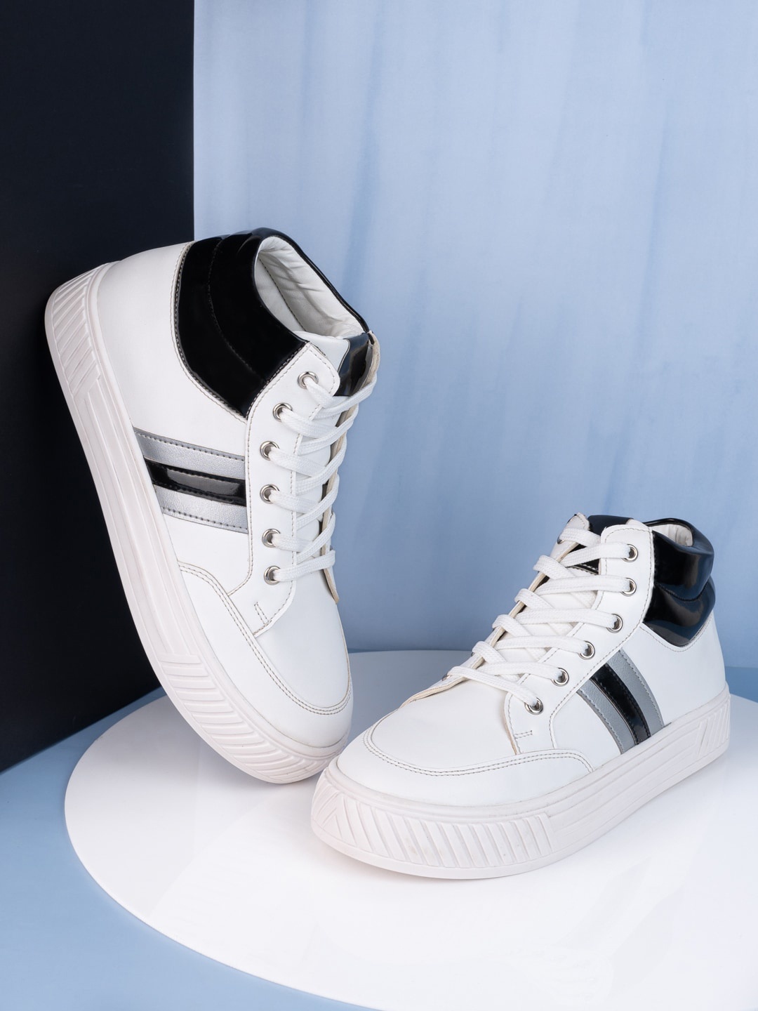 

The Roadster Lifestyle Co. Women Black Round Toe Lightweight Sneakers