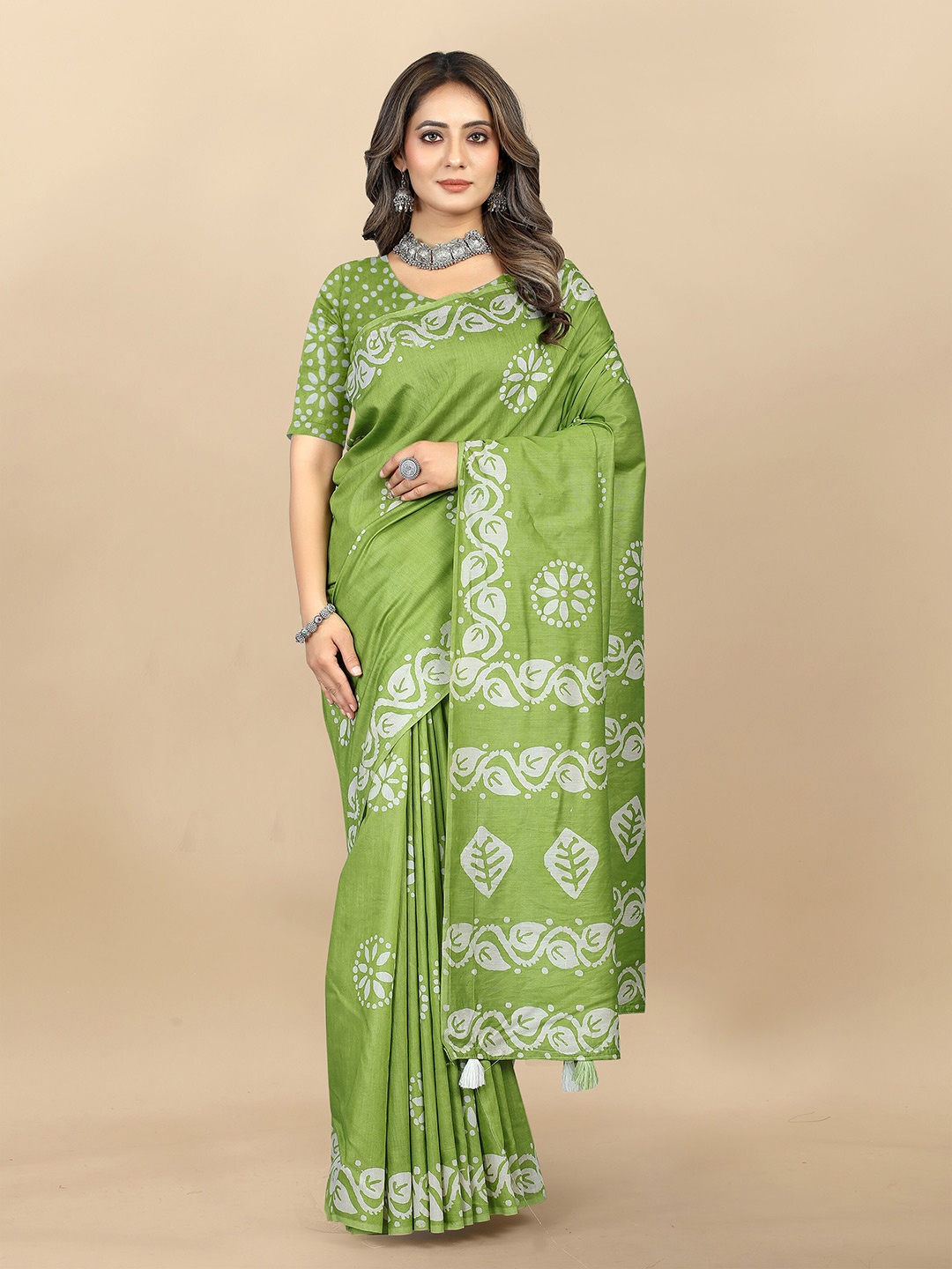 

KIMISHA Batik Printed Cotton Blend Saree, Green