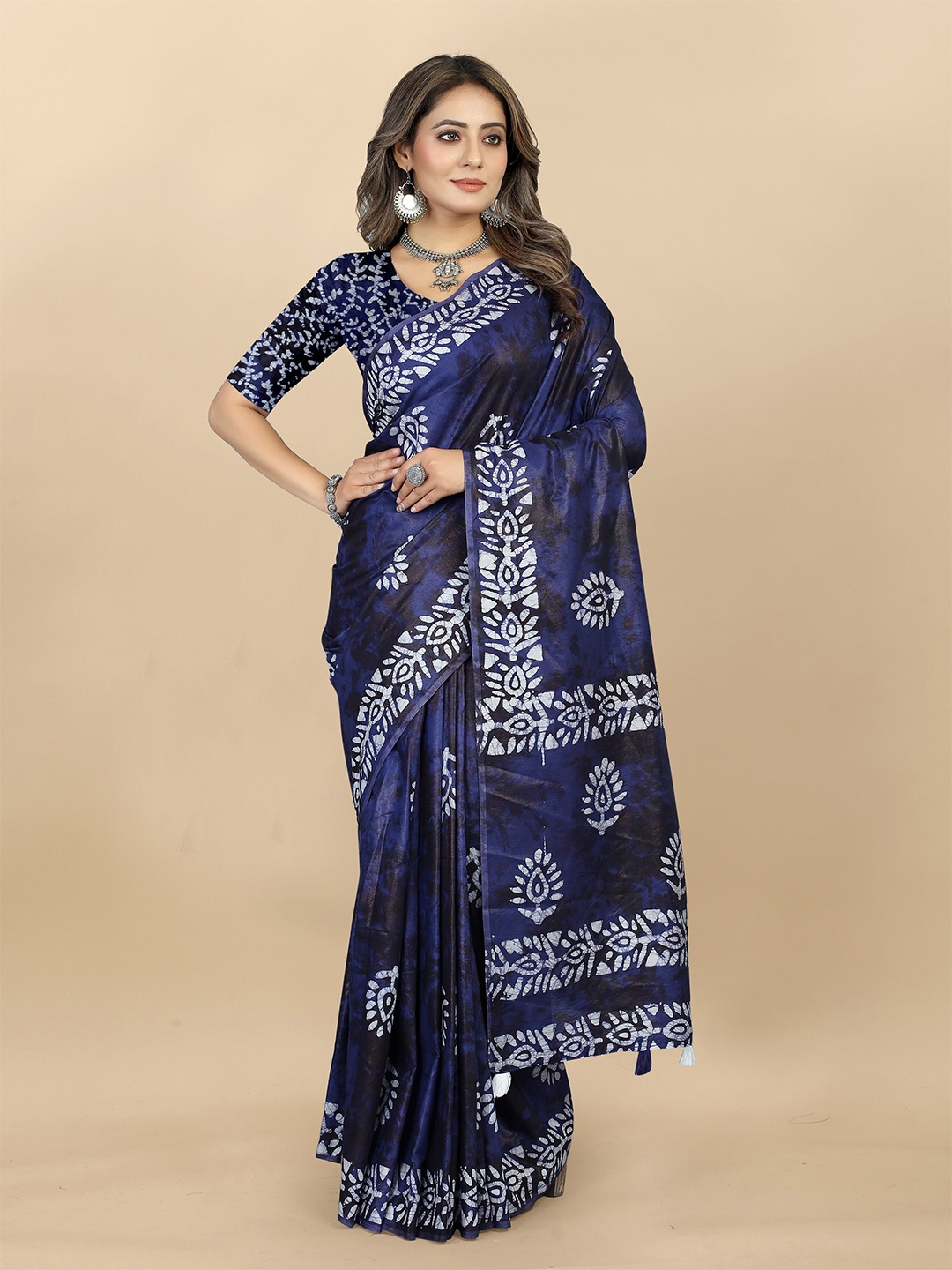 

KIMISHA Ethnic Motifs Batik Printed Cotton Blend Saree, Navy blue