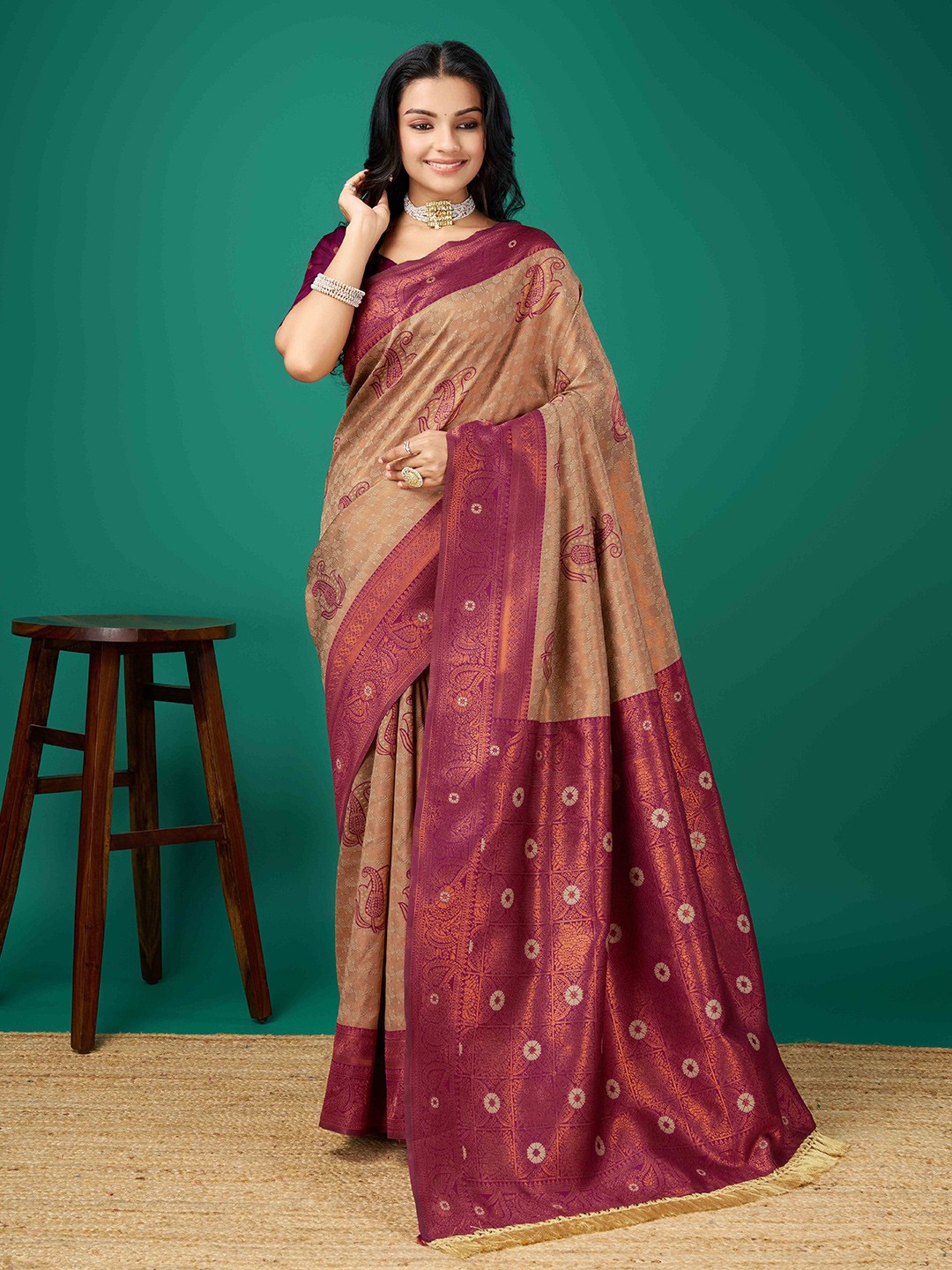 

KIMISHA Floral Zari Silk Blend Saree With Blouse Piece, Beige