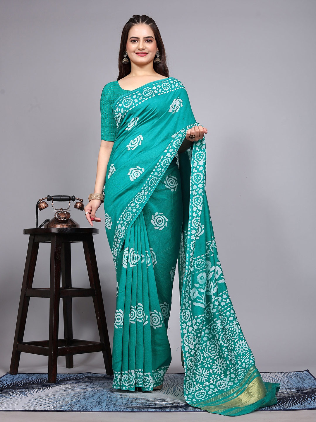 

KIMISHA Ethnic Motifs Saree With Blouse Piece, Green