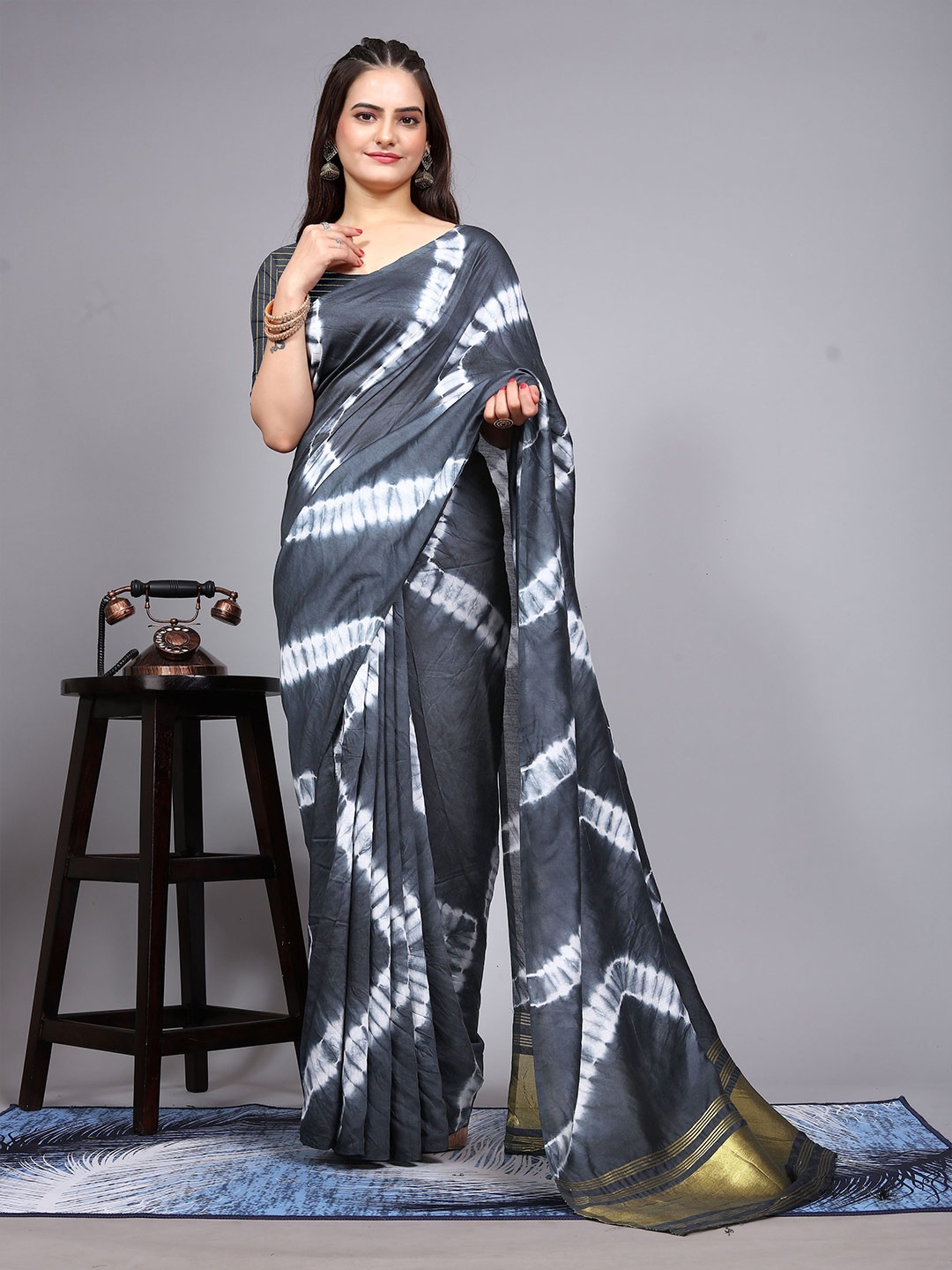 

KIMISHA Tie and Dye Zari Saree With Blouse Piece, Grey