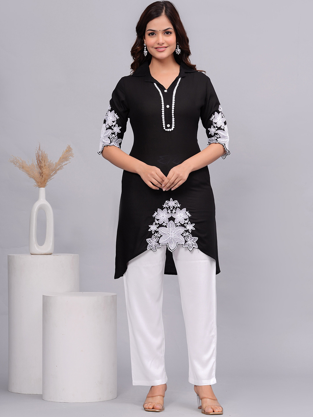 

Light Daisy Floral Embroidered Shirt Collar A-Line Kurta With Trousers, Black