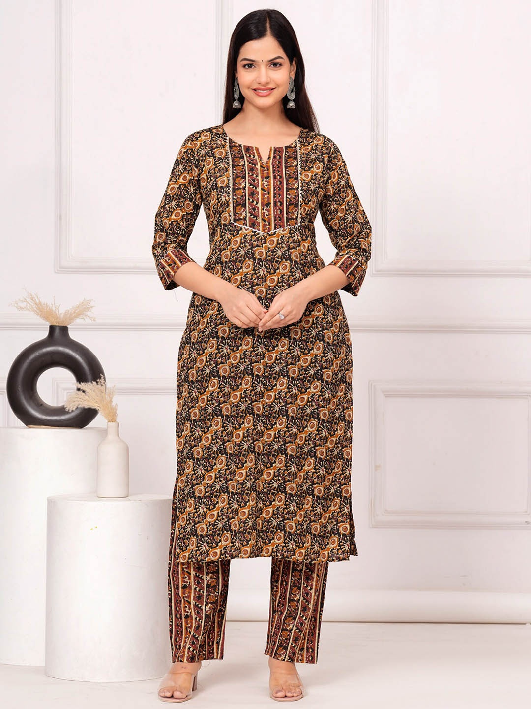 

Light Daisy Floral Printed Notched Neck Pure Cotton Kurta with Trousers, Black