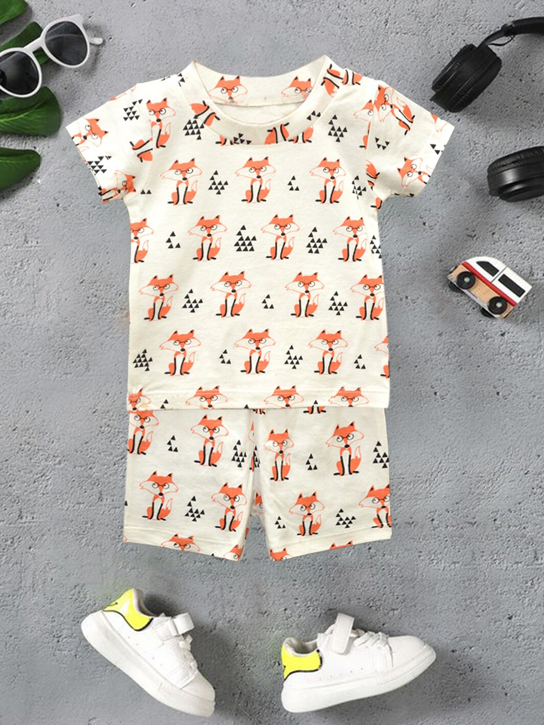 

A.T.U.N. Boys Printed Pure Cotton T-shirt With Shorts, Off white