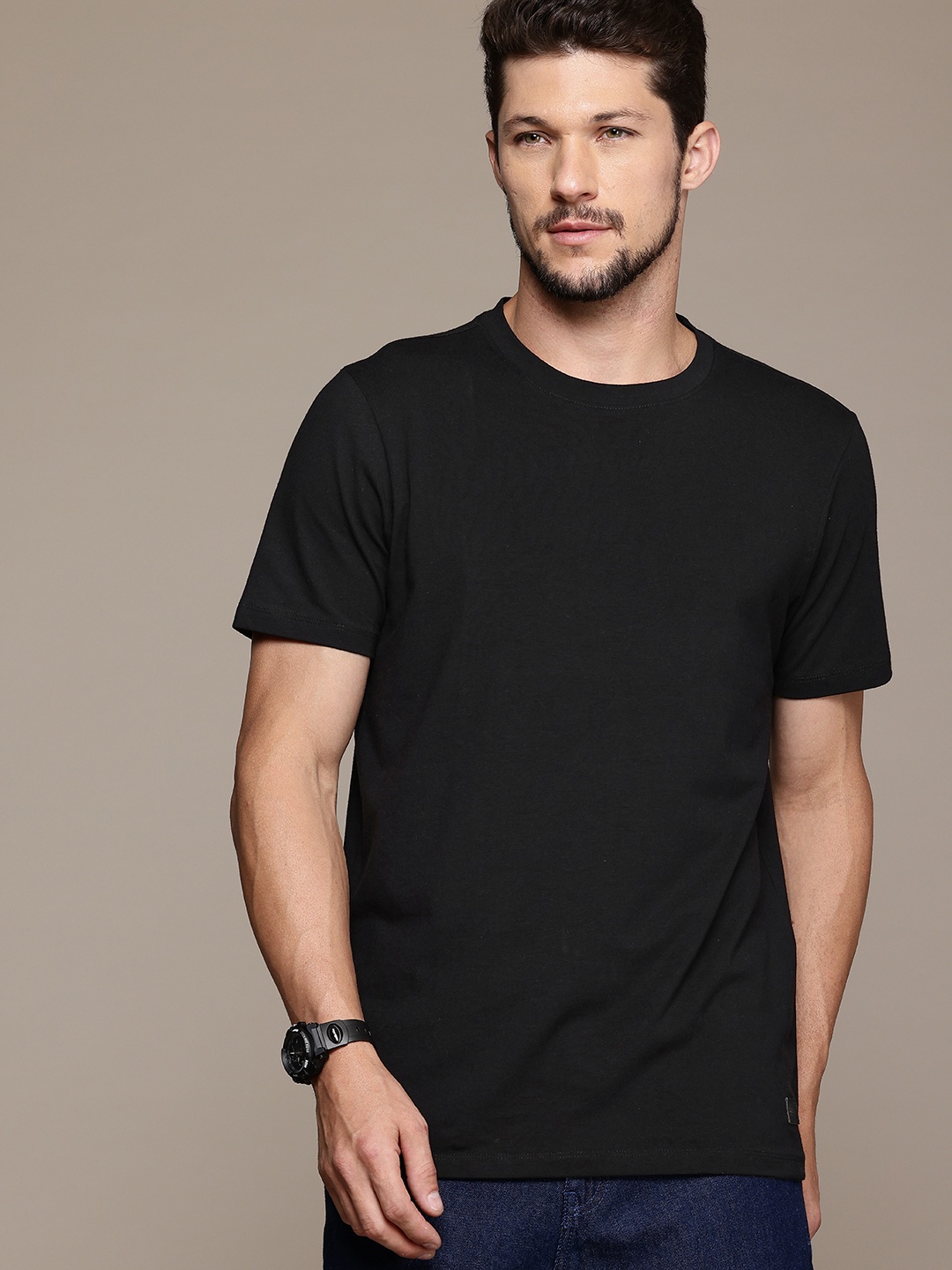 

Roadster Men Solid Regular Fit T-shirt, Black