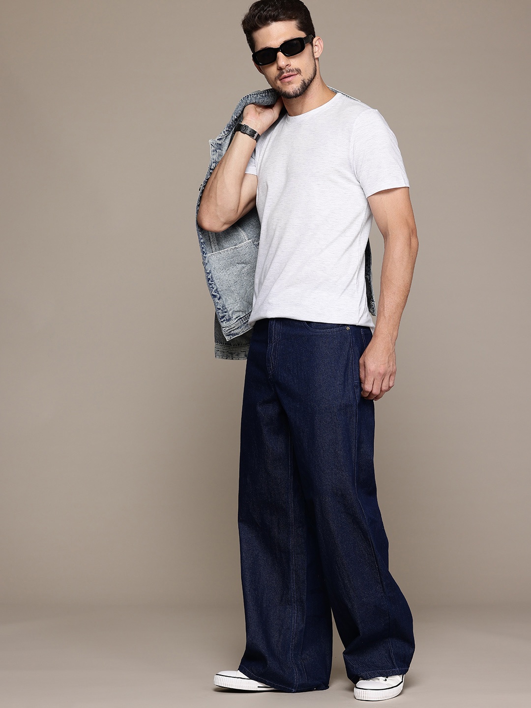 

Roadster Men Self Design Regular Fit T-shirt, Grey melange