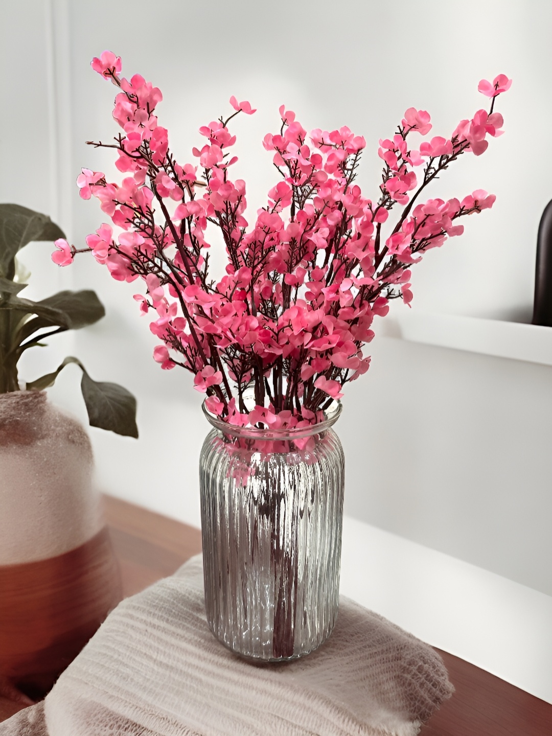 

BS AMOR Transparent & Pink Textured Glass Vase With Artificial Flower Bunch
