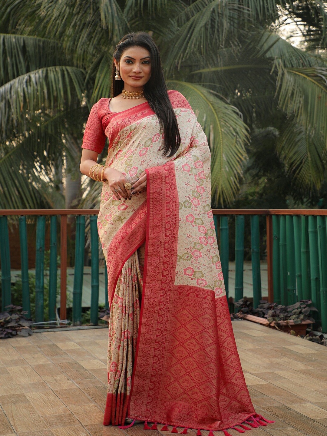 

WELL TEX Woven Design Zari Silk Blend Patola Saree, White