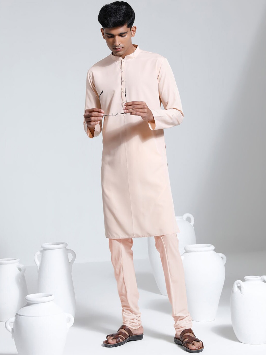 

VASTRAMAY Mandarin Collar Regular Kurta & Pyjamas, Peach