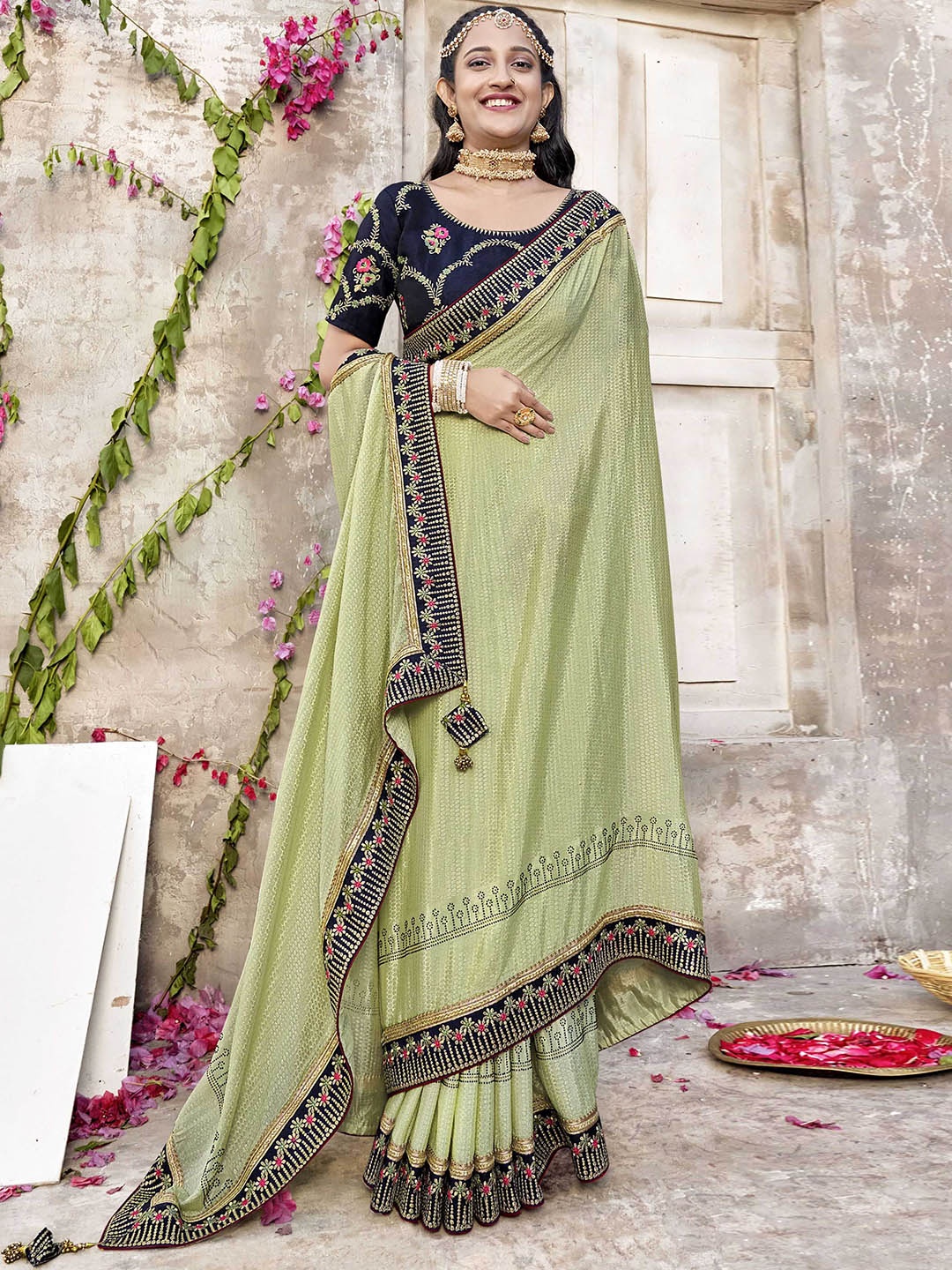 

VIRICA Woven Design Embroidered Saree, Green