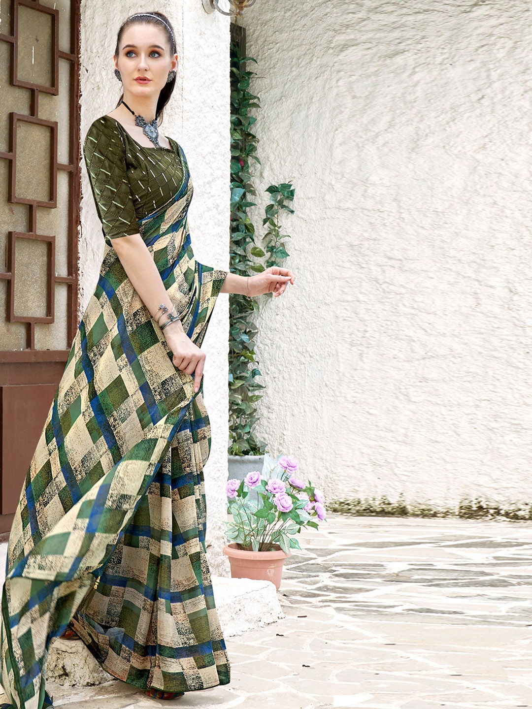 

VIRICA Sequinned Pure Georgette Saree, Green