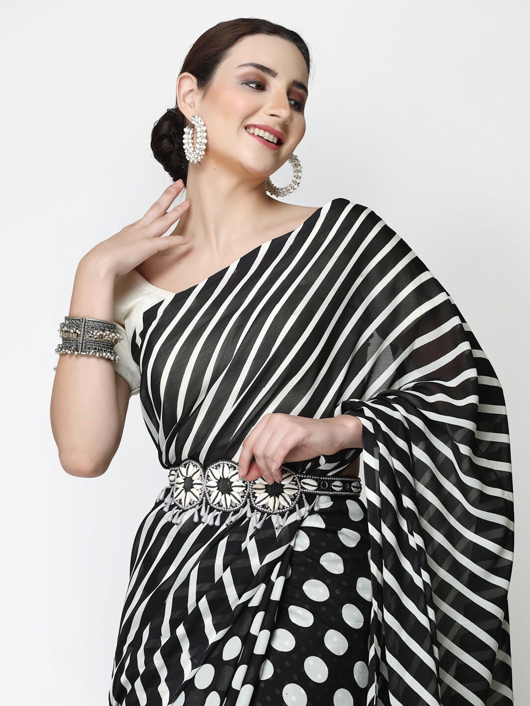 

ISHQY Striped Pure Georgette Saree, Black