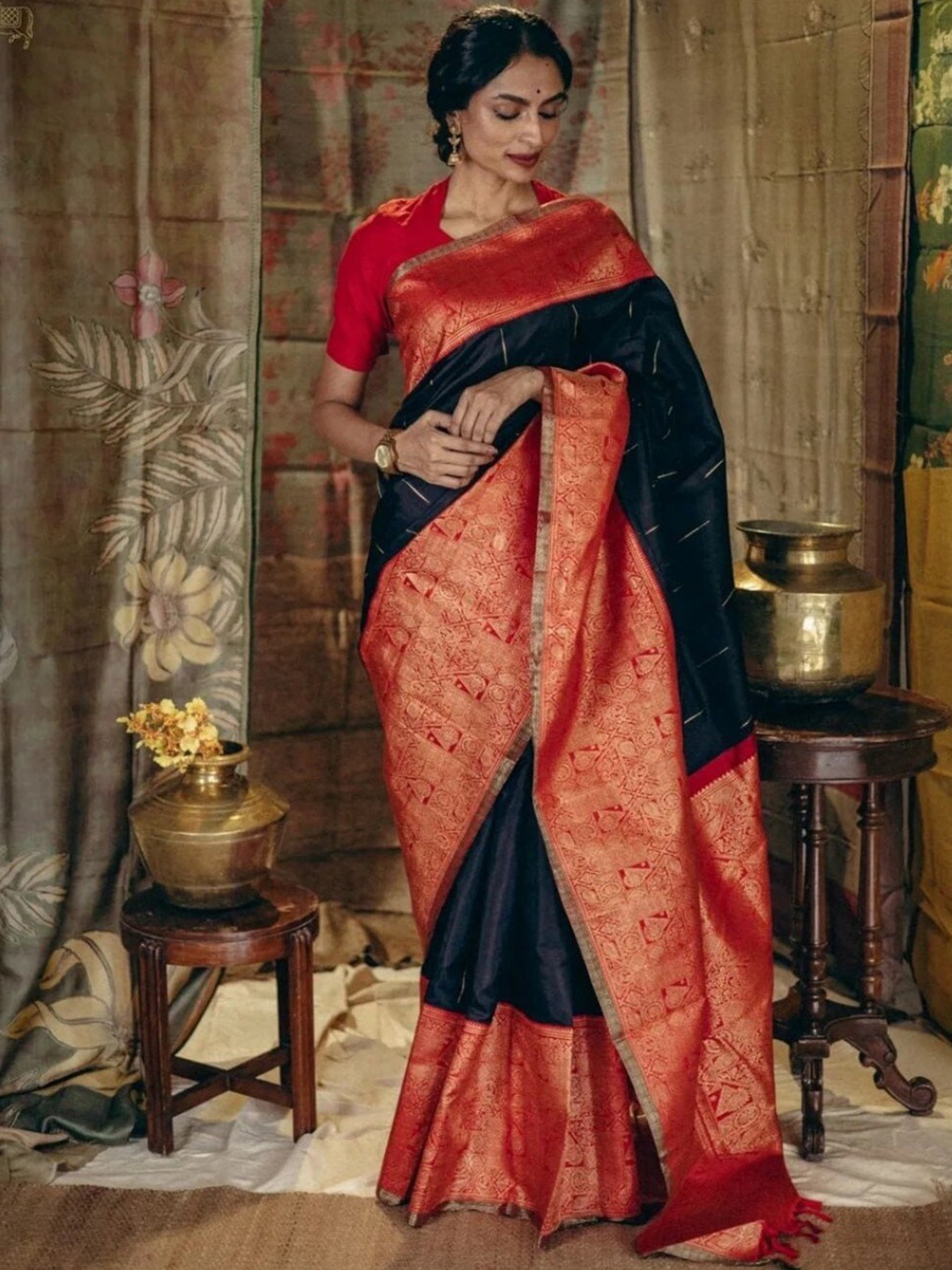 

Flosive Woven Design Zari Art Silk Banarasi Saree, Black
