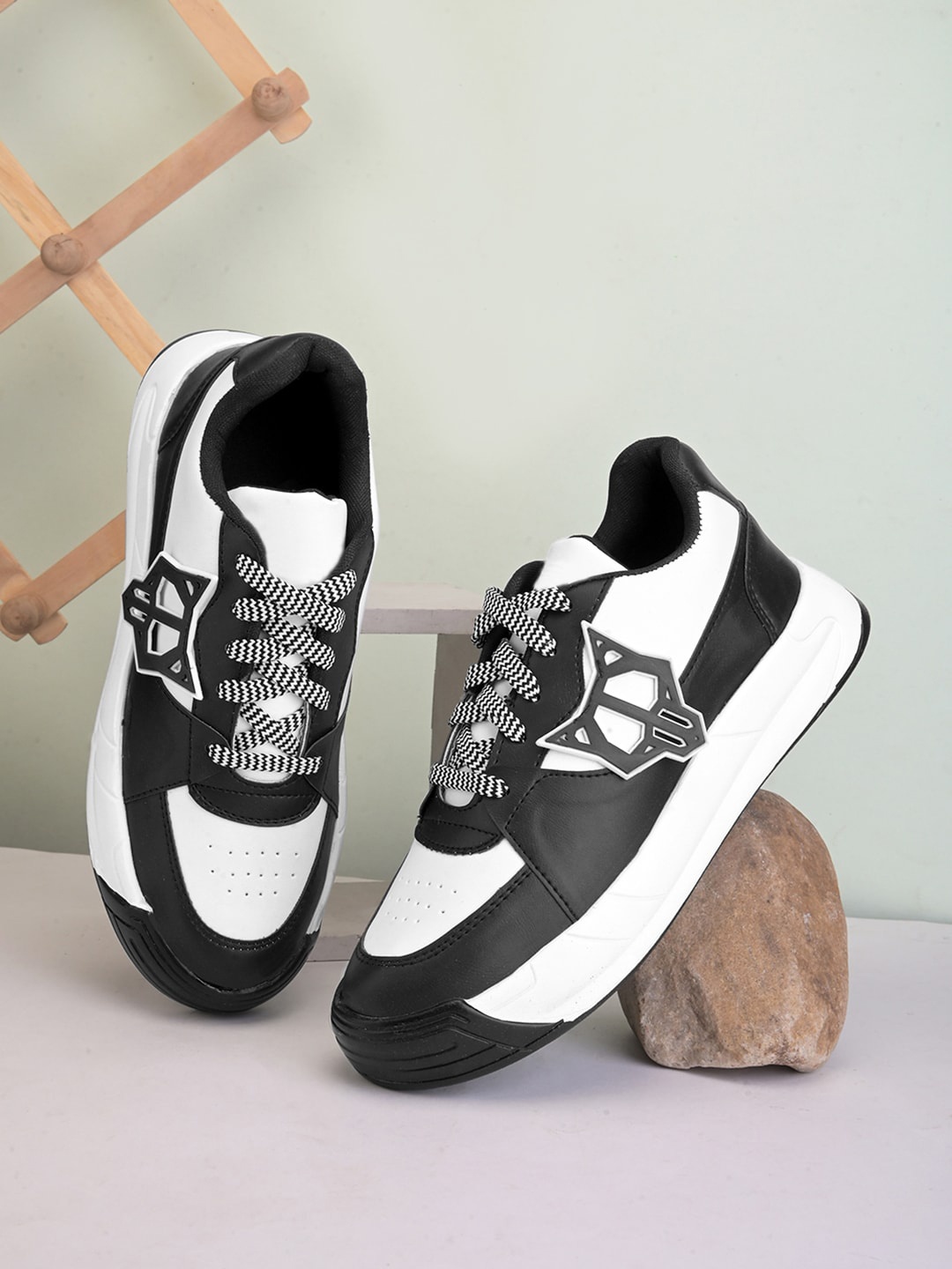 

mr.wonker Men Colourblocked Lace Up Sneakers, White
