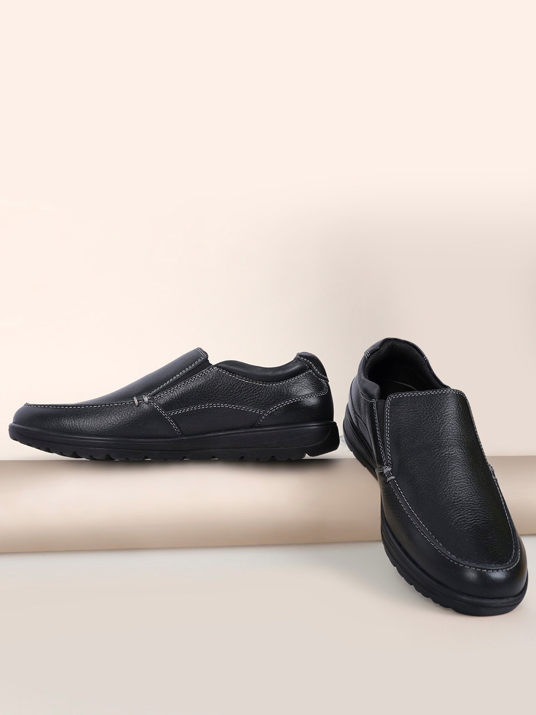 

Allen Cooper Men Textured Lightweight Leather Slip On Sneakers, Black