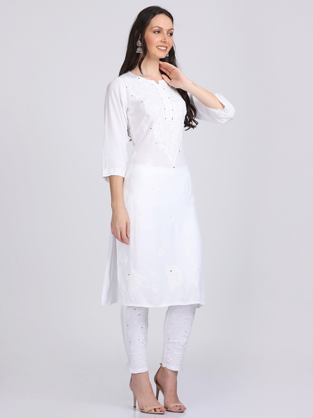 

KHAKA Floral Embroidered Notch Neck Chikankari Straight Kurta, White