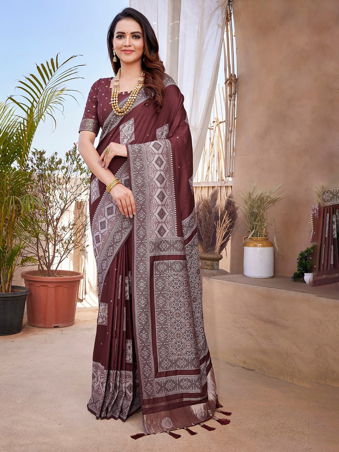 

LeeliPeeri Designer Viscose Rayon Ethnic Motifs Zari Chanderi Saree, Maroon