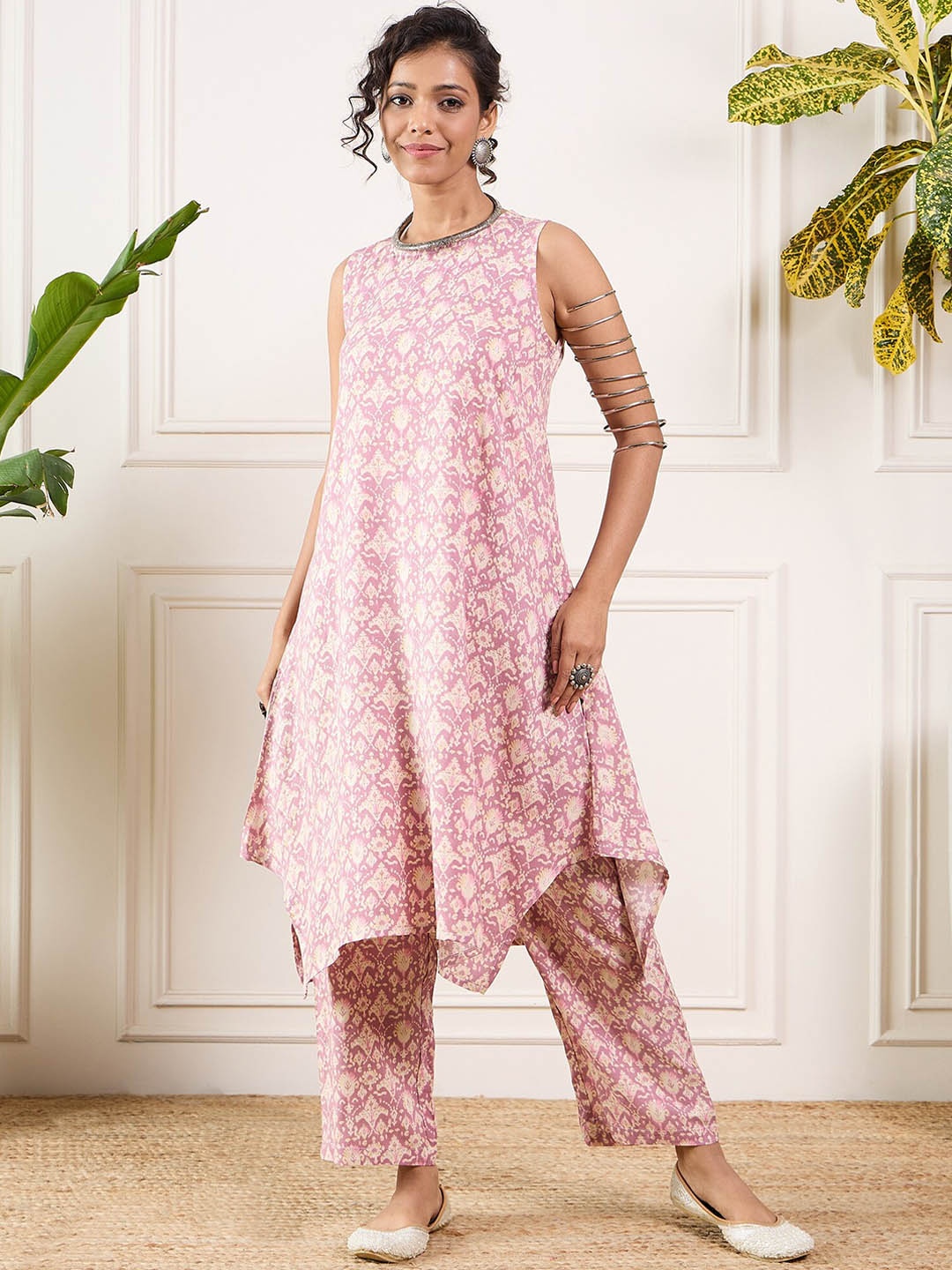 

InWeave Floral Printed Sleeveless A-Line Kurta with Trousers, Pink