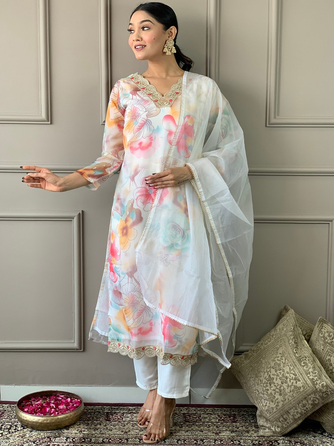 

Growdamy Floral Printed V-Neck Three-Quarter Sleeves Kurta Set, White