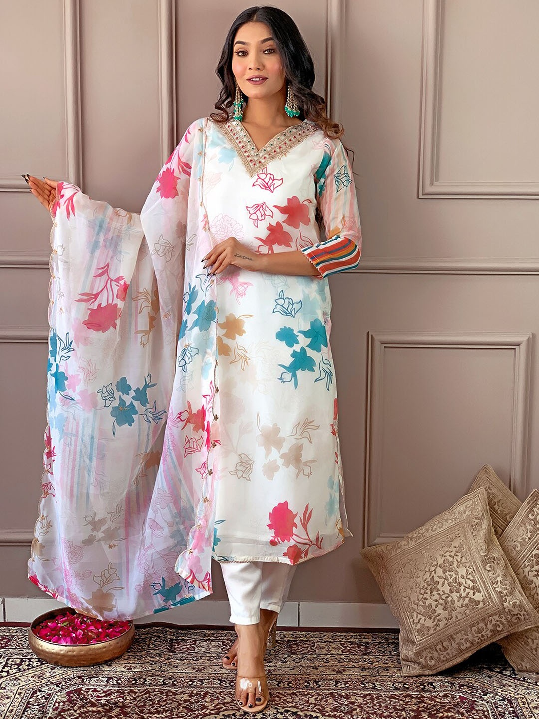 

Growdamy Floral Printed V-Neck Three-Quarter Sleeves Kurta Set, White