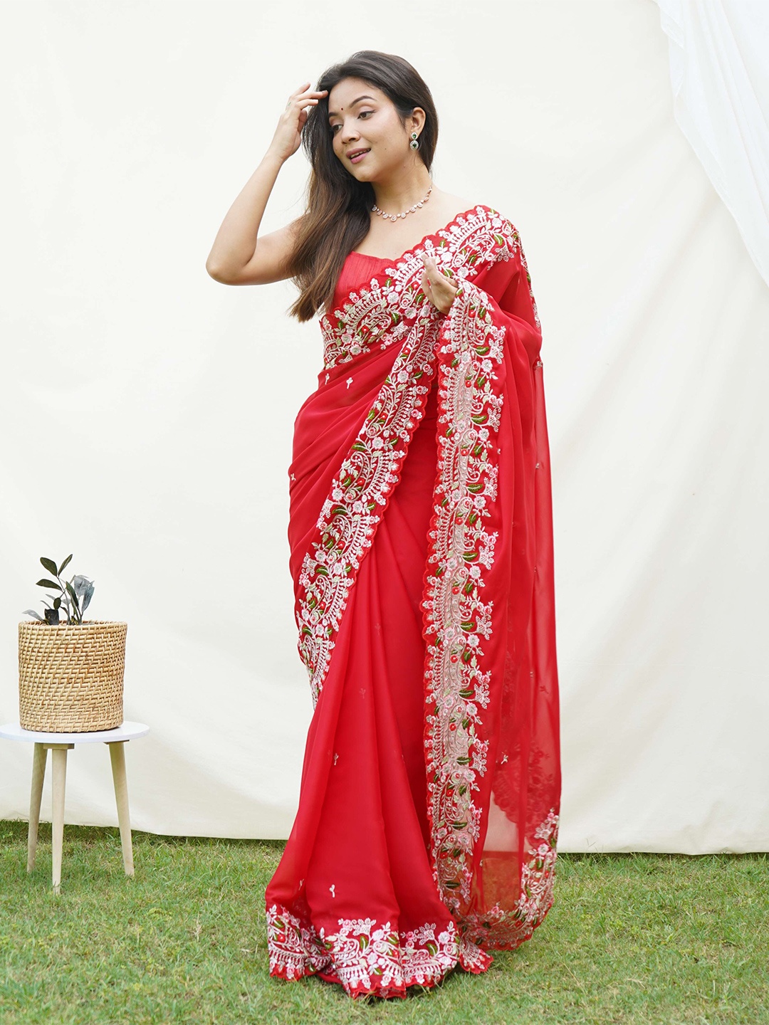 

DEVATITHI Floral Embroidered Pure Georgette Saree, Red