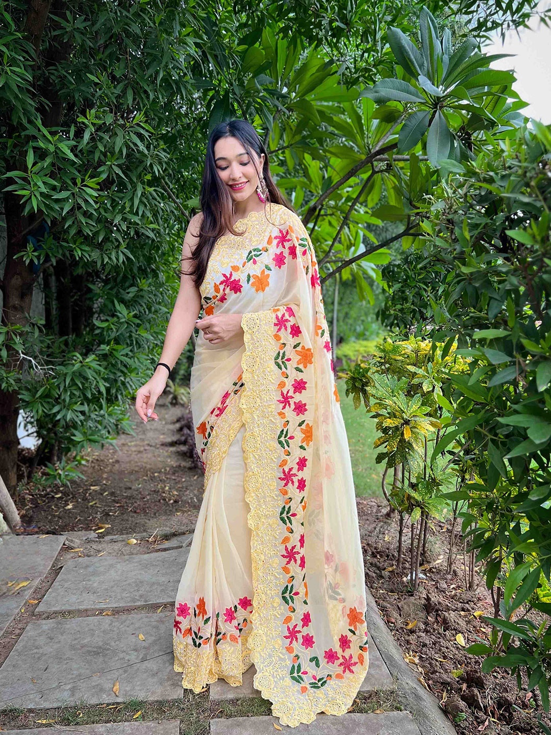 

DEVATITHI Floral Poly Georgette Saree, Yellow